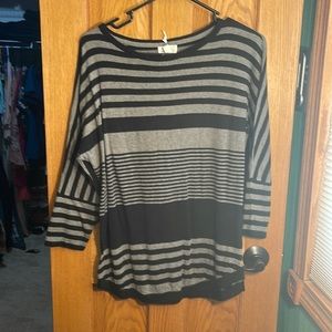 Quarter sleeve striped shirt. Size Medium